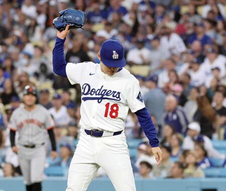 　３回、シュミットに満塁本塁打を浴び悔しがるドジャース・山本（共同）