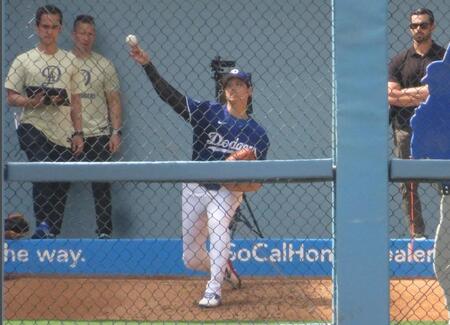 　試合前にブルペンで投球練習をする大谷（撮影・小林信行）