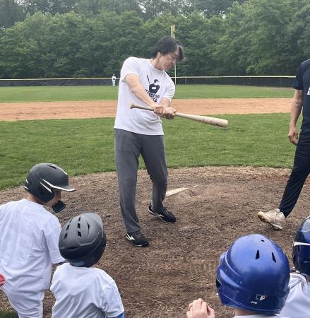 　野球教室で打撃を指導する松井秀喜さん＝１４日、ニューヨーク（共同）