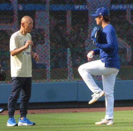 　矢田修氏（左）から指導を受ける山本由伸（撮影・小林信行）