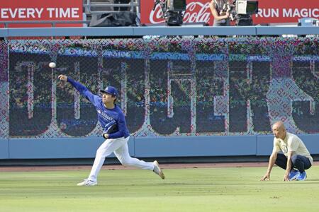 　試合前、キャッチボールする山本（共同）