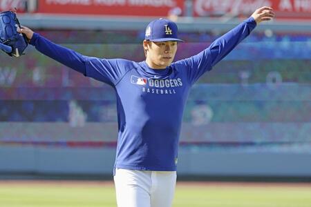 　試合前、練習を終えた山本（共同）