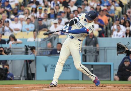 　ジャイアンツ戦の１回、２４号ソロを放つドジャース・大谷＝ロサンゼルス（共同）