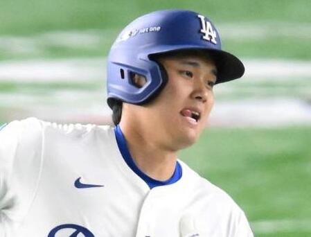 大谷翔平　本塁スライディング後にクルリとずっこけて苦笑い　６点目の生還