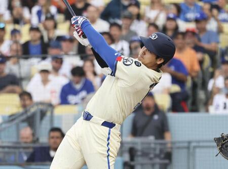 　１回、24号ソロを放つ大谷（提供・共同通信社）