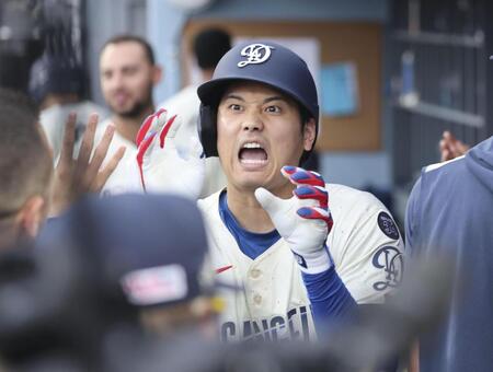 　１回、24号ソロを放ちベンチで迎えられる大谷（共同）