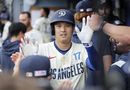 　１回、24号ソロを放ちベンチで迎えられる大谷（共同）