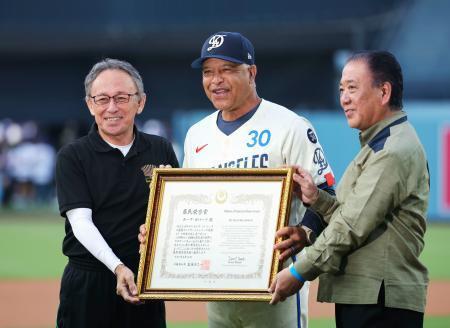 　沖縄県から県民栄誉賞を授与され、玉城デニー知事（左）と写真に納まる米大リーグ、ドジャースのデーブ・ロバーツ監督（中央）＝１４日、ロサンゼルスのドジャースタジアム（共同）