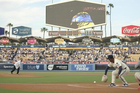 　始球式を務める沖縄県の玉城デニー知事（左）と、捕手役のロバーツ監督（共同）