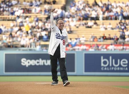 　ロバーツ監督に県民栄誉賞授与の式典後、始球式を務めた沖縄県の玉城デニー知事（共同）