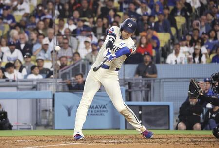 　６回、この試合２本塁打目となる25号ソロを放つ大谷。メジャー通算２５０号に到達した（共同）