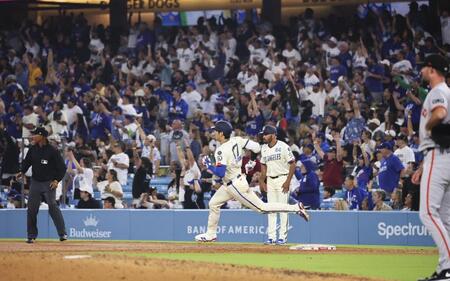 　６回、この試合２本塁打目となる25号ソロを放ち塁を回る大谷（共同）