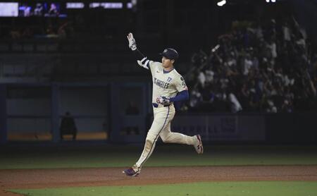 　６回、この試合２本塁打目となる25号ソロを放ち塁を回る大谷。メジャー通算２５０号に到達した（共同）