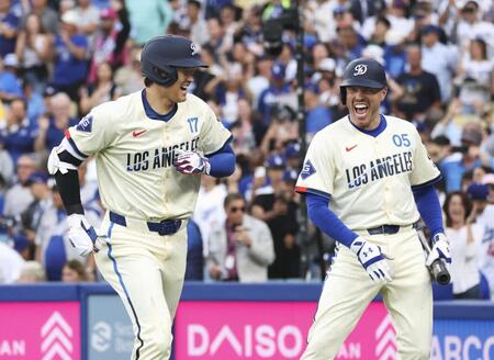 　１回、24号ソロを放ちフリーマン（右）に迎えられる大谷（共同）