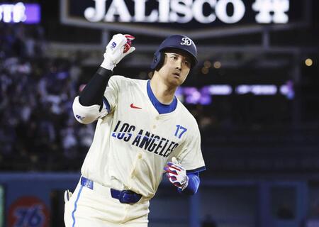 　６回、この試合２本塁打目となる25号ソロを放ち塁を回る大谷。メジャー通算２５０号に到達した（共同）