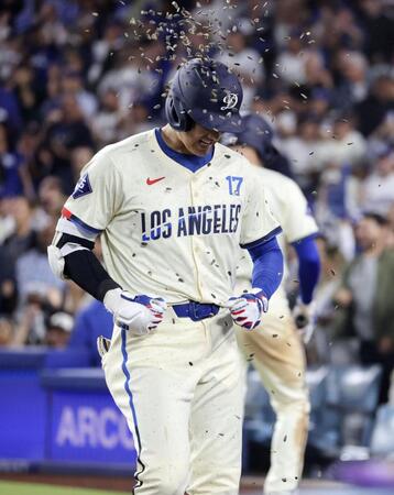 　６回、この試合２本塁打目となる25号ソロを放ち、ヒマワリの種で祝福される大谷（共同）