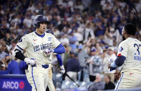 　６回、この試合２本塁打目となる２５号ソロを放ち、Ｔ・ヘルナンデス（右）に祝福される大谷（共同）