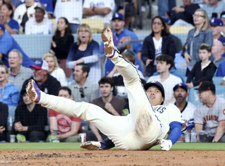 　２回、スミスの犠飛で三塁から生還した際、ひっくり返る大谷（共同）