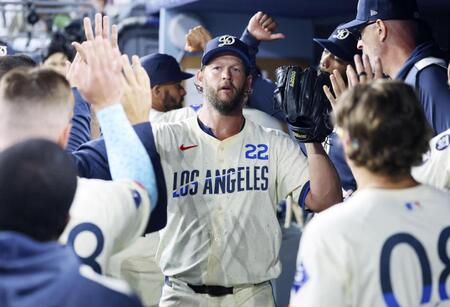 　７回を投げ終え、ベンチで迎えられるカーショー（共同）