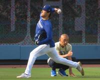 　矢田修氏（左）から指導を受ける山本由伸（撮影・小林信行）