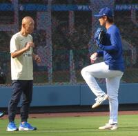 　矢田修氏（左）から指導を受ける山本由伸（撮影・小林信行）