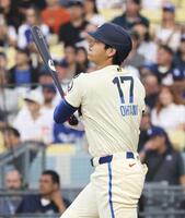 　１回、24号ソロを放つ大谷（共同）