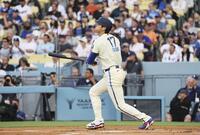 　１回、24号ソロを放つ大谷（共同）