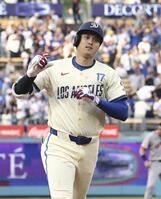 　１回、24号ソロを放ち塁を回る大谷（共同）