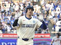 　１回、24号ソロを放ち塁を回る大谷（共同）