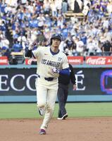 　１回、24号ソロを放ち塁を回る大谷（共同）