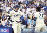 　１回、24号ソロを放ちＴ・ヘルナンデス（右）に祝福される大谷（共同）