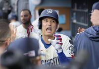 　１回、24号ソロを放ちベンチで迎えられる大谷（共同）