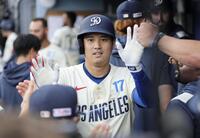 　１回、24号ソロを放ちベンチで迎えられる大谷（共同）