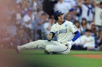 　本塁にスライディングするも転んでしまう大谷（提供・ロイター／アフロ）
