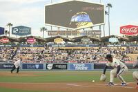 　始球式を務める沖縄県の玉城デニー知事（左）と、捕手役のロバーツ監督（共同）