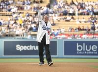 　ロバーツ監督に県民栄誉賞授与の式典後、始球式を務めた沖縄県の玉城デニー知事（共同）