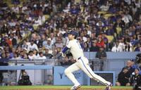 　６回、この試合２本塁打目となる25号ソロを放つ大谷。メジャー通算２５０号に到達した（共同）