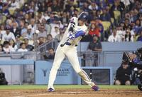 　６回、この試合２本塁打目となる25号ソロを放つ大谷。メジャー通算２５０号に到達した（共同）