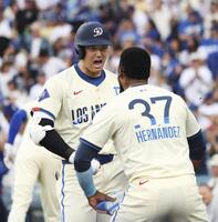 　１回、24号ソロを放ちＴ・ヘルナンデス（右）とポーズをとる大谷（共同）