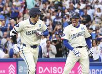 　１回、24号ソロを放ちフリーマン（右）に迎えられる大谷（共同）