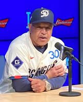 　試合後に取材に応じるロバーツ監督（撮影・小林信行）