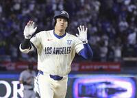 　６回、この試合２本塁打目となる25号ソロを放ち塁を回る大谷。メジャー通算２５０号に到達した（共同）