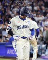 　６回、この試合２本塁打目となる25号ソロを放ち、ヒマワリの種で祝福される大谷（共同）