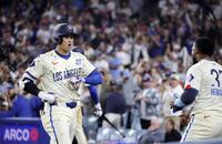 　６回、この試合２本塁打目となる２５号ソロを放ち、Ｔ・ヘルナンデス（右）に祝福される大谷（共同）