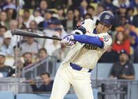 　６回、この試合２本塁打目となる25号ソロを放つ大谷。メジャー通算２５０号に到達した（共同）
