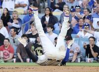 　２回、スミスの犠飛で三塁から生還した際、ひっくり返る大谷（共同）