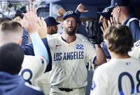 　７回を投げ終え、ベンチで迎えられるカーショー（共同）