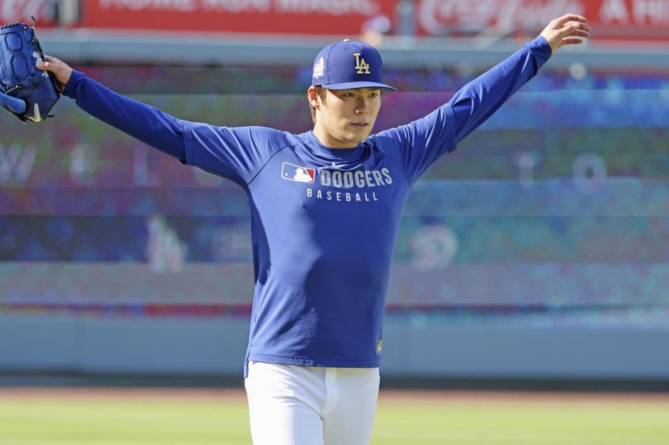 　試合前、練習を終えた山本（共同）