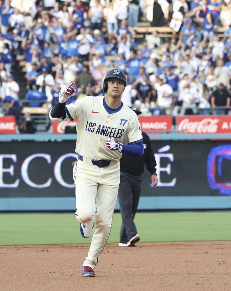 　１回、24号ソロを放ち塁を回る大谷（共同）