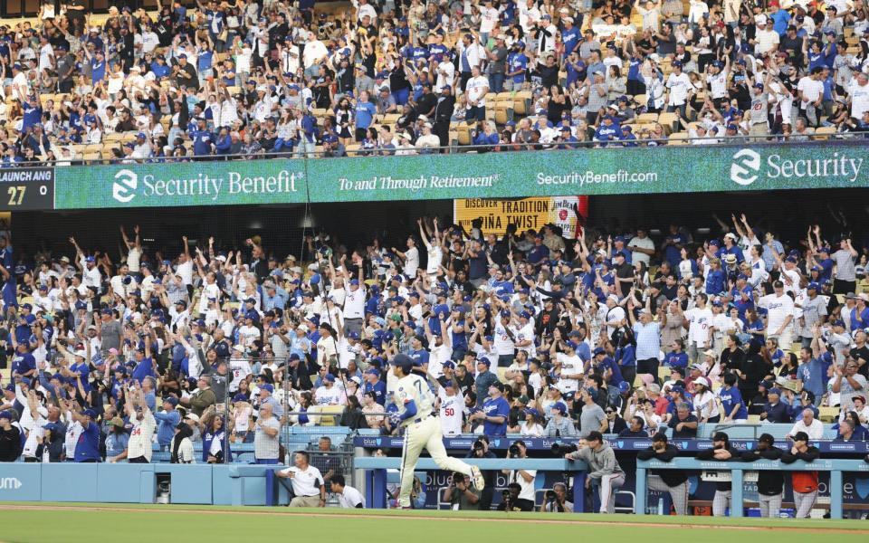 　１回、24号ソロを放ち塁を回る大谷（共同）